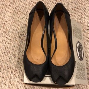 Frye black leather pumps